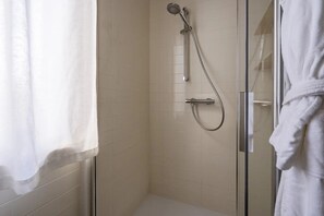 Secadora de cabello, bidet, toallas, jabón 