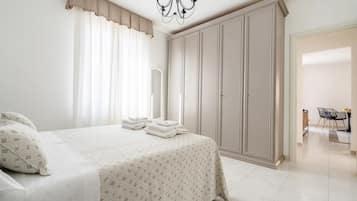 1 camera, una cassaforte in camera, ferro/asse da stiro