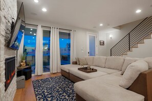 Smart TV, fireplace, video games, stereo - Rooftop + pool table + hot tub near Broncos Stadium! (Denver)