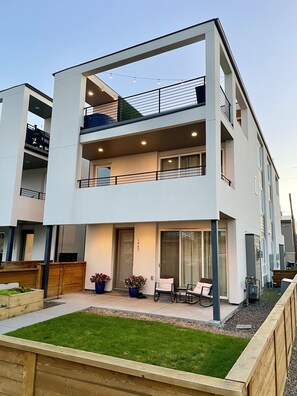 Exterior - Rooftop + pool table + hot tub near Broncos Stadium! (Denver)