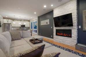 智能电视、壁炉、电子游戏、立体声音响