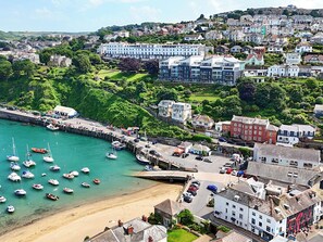 A coastal town with a marina, buildings, and a beach. - 1 bedroom accommodation in Ilfracombe (Ilfracombe)