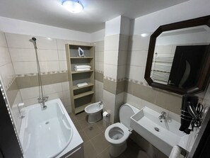 Ducha, secador de pelo, bidé y toallas