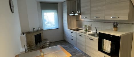 Frigorífico, microondas, horno y placa de cocina