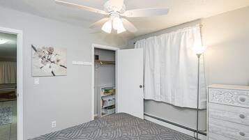 2 slaapkamers, een bureau, een strijkplank/strijkijzer, reisbedje