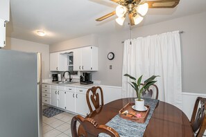 Dining - Discounted Oasis, 2 Bedroom Lower-Level Duplex 5 Minutes to Mayo Clinic! (Rochester)