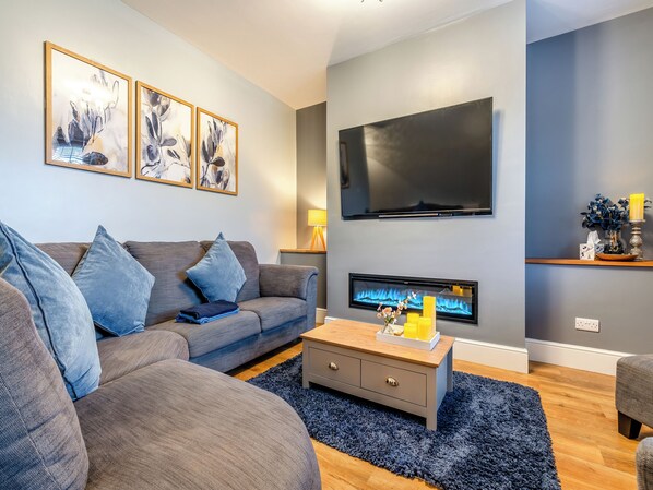 TV, fireplace
