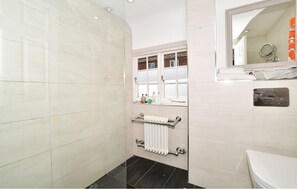 Douche, sèche-cheveux, serviettes fournies, savon