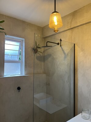 Ducha, secador de pelo, toallas y jabón