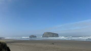 Una spiaggia nelle vicinanze, lettini da mare, teli da spiaggia