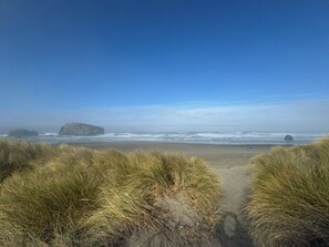 Ranta lähistöllä, aurinkotuoleja, rantapyyhkeitä