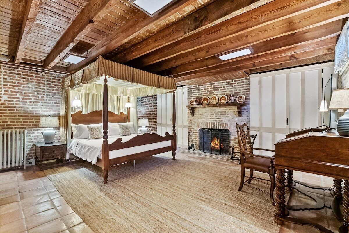 4 bedrooms, desk, iron/ironing board, free WiFi