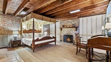 4 bedrooms, desk, iron/ironing board, free WiFi