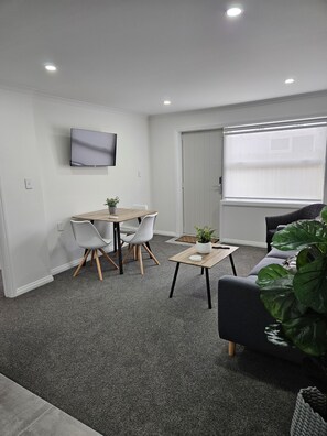 Dining - Beautiful Apartment close to Redwood forest. Great for Mountain biking & hiking! (Rotorua)