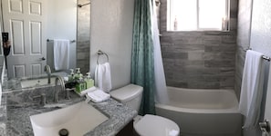 Hair dryer, towels, soap, shampoo - Cozy Stay near UCHealth and Anschutz Hospitals (Aurora)