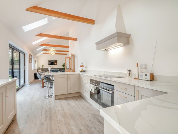 Dishwasher, high chair - 4 bedroom accommodation in Burgh Castle (Burgh Castle)