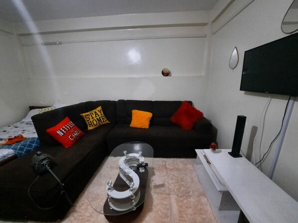 1 bedroom, bed sheets