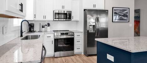 Kjøleskap, mikrobølgeovn, ovn og kokeplater