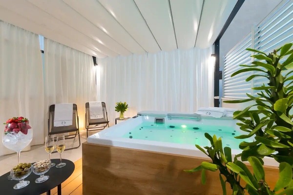 Indoor spa tub