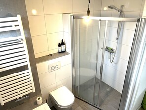 Douche, serviettes fournies, savon, papier toilette