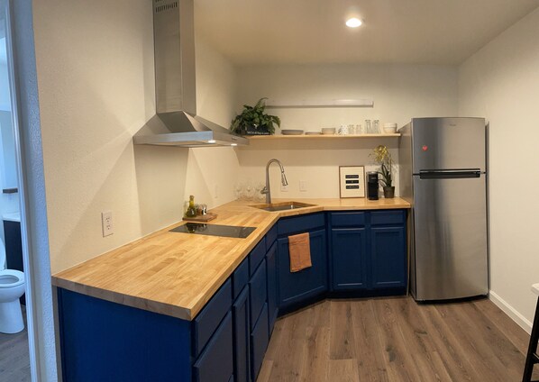 Fridge, microwave, stovetop, coffee/tea maker