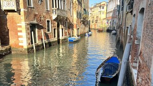 A narrow canal with boats moored along the sides, flanked by historic buildings with arched windows and brick facades. - 2 bedroom apartment in venice (Venezia)