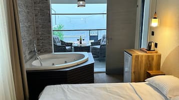 Deluxe Room, Balcony, Sea View | Minibar, free WiFi, bed sheets