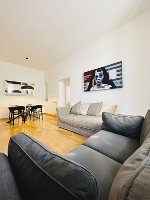 Smart TV, books - Vatican House Rome City Center (Roma)