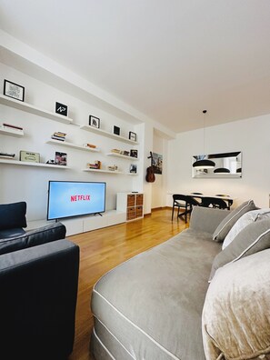 Smart TV, books - Vatican House Rome City Center (Roma)