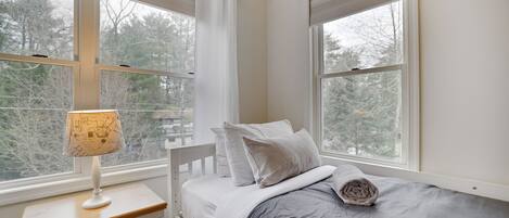 4 bedrooms, desk, iron/ironing board, free WiFi