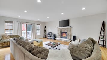 Smart TV, chimenea, videojuegos y futbolito