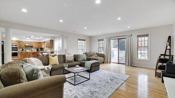 Smart TV, chimenea, videojuegos y futbolito