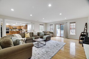 TV connectée, cheminée, jeux vidéo, baby-foot