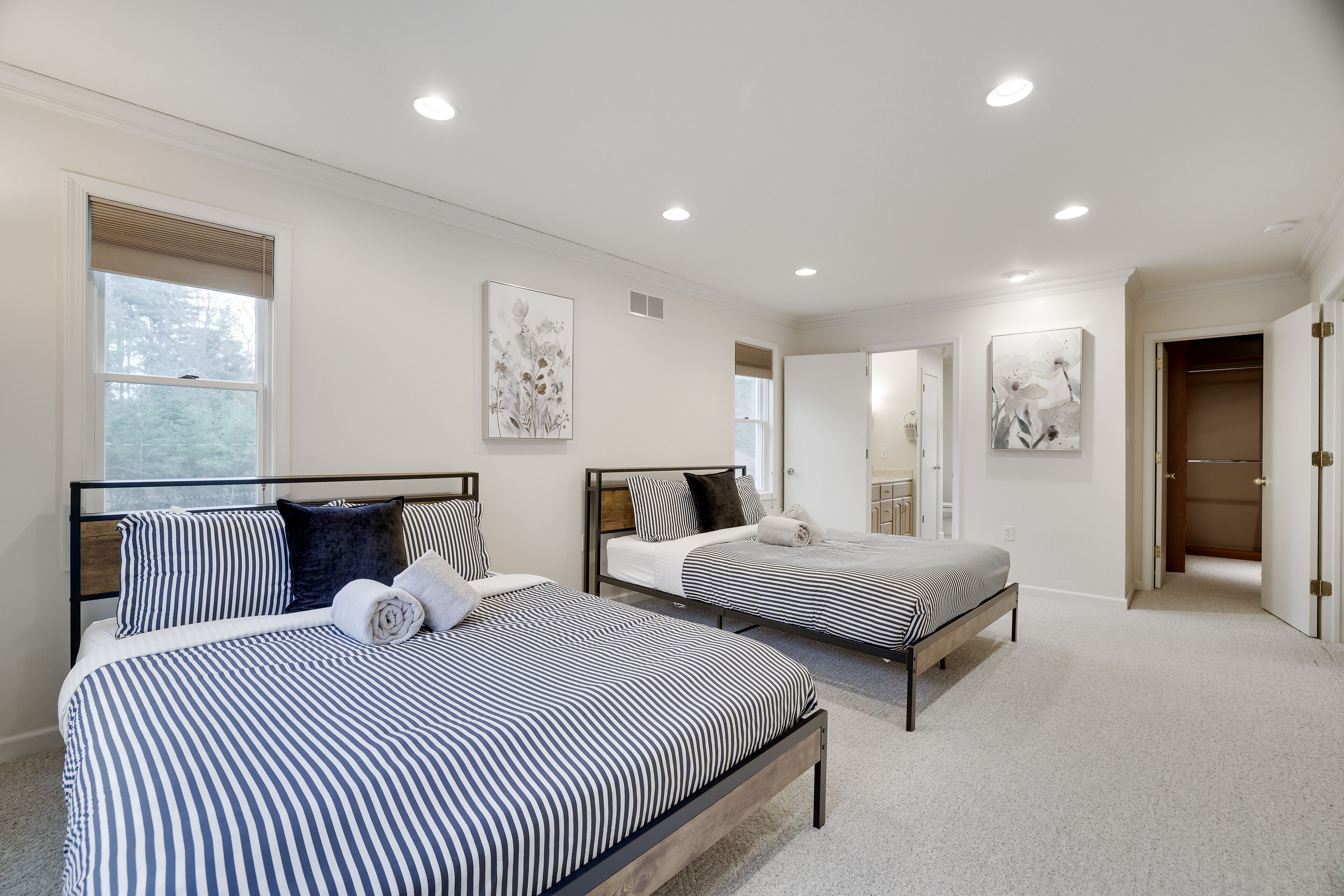 4 bedrooms, desk, iron/ironing board, free WiFi