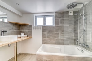 Haartrockner, Handtücher, Seife, Toilettenpapier
