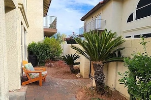Terrace/patio - Light and bright townhome on golf course, super close to hiking trails!  (Phoenix)