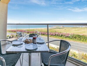 Outdoor dining - 2 bedroom accommodation in Newquay (Newquay)