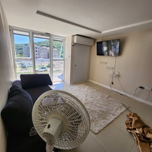 Kondominium Comfort, 1 Tempat Tidur King dengan tempat tidur Sofa | Area keluarga | TV layar datar