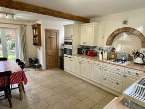 Kjøleskap, mikrobølgeovn, ovn og oppvaskmaskin