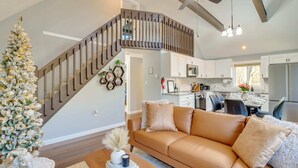 Living area - Pocono House ,Game ,Grill ,Fire pit ,Pet friendly (Long Pond)
