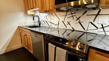 ثلاجة، ميكروويف، فرن، موقد طهي مسطح