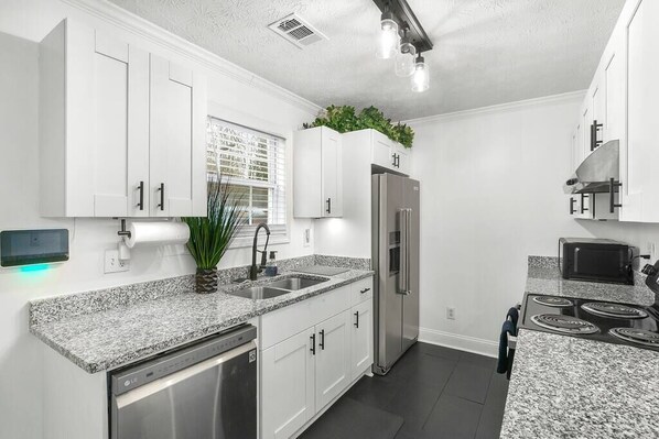 Fridge, microwave, oven, stovetop - NEW Private Atlanta Townhome Near Downtown 3BD (Atlanta)