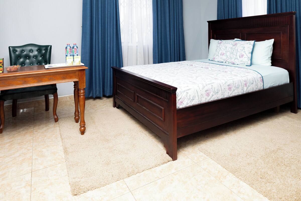 1 bedroom, Egyptian cotton sheets, premium bedding, down duvets