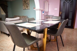 Apartamento luxo | Opções para refeição no quarto