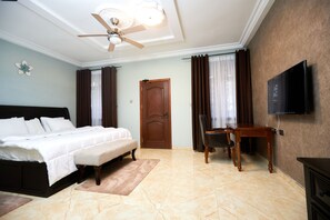 Deluxe Apartment | Egyptian cotton sheets, premium bedding, down duvets, memory-foam beds - De Chateau Paradise (Accra)