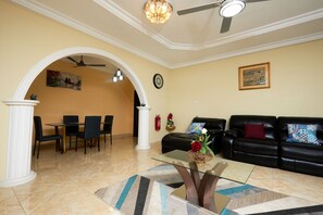 Deluxe Apartment | Living area | 70-inch Smart TV with cable channels - De Chateau Paradise (Accra)