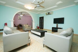 Deluxe Apartment | Living area - De Chateau Paradise  (Accra)