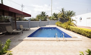 Outdoor pool - De Chateau Paradise (Accra)
