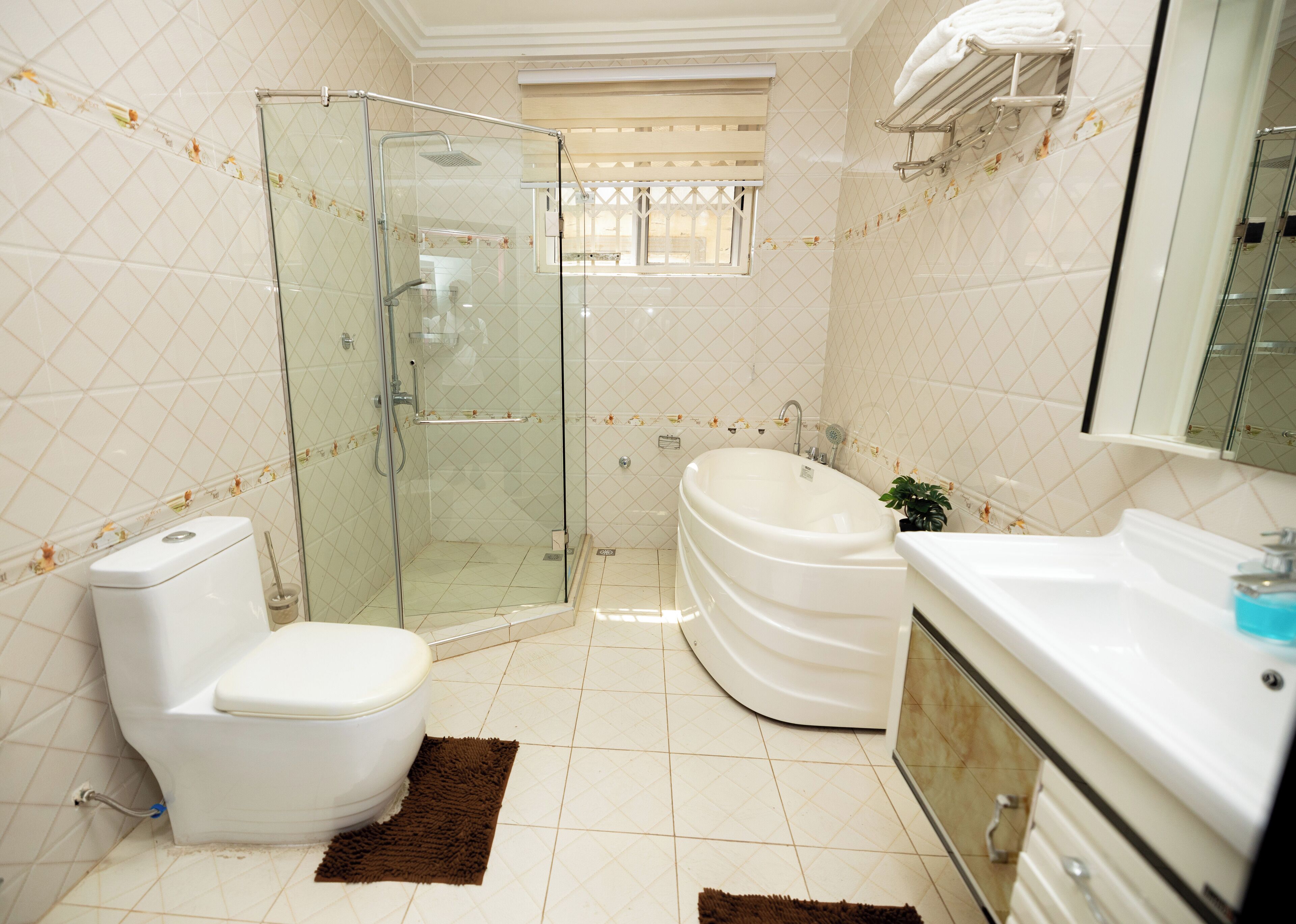 Phòng đơn Deluxe | Phòng tắm | Bồn tắm và buồng tắm vòi sen riêng, bồn tắm ngâm, vòi sen phun mưa 