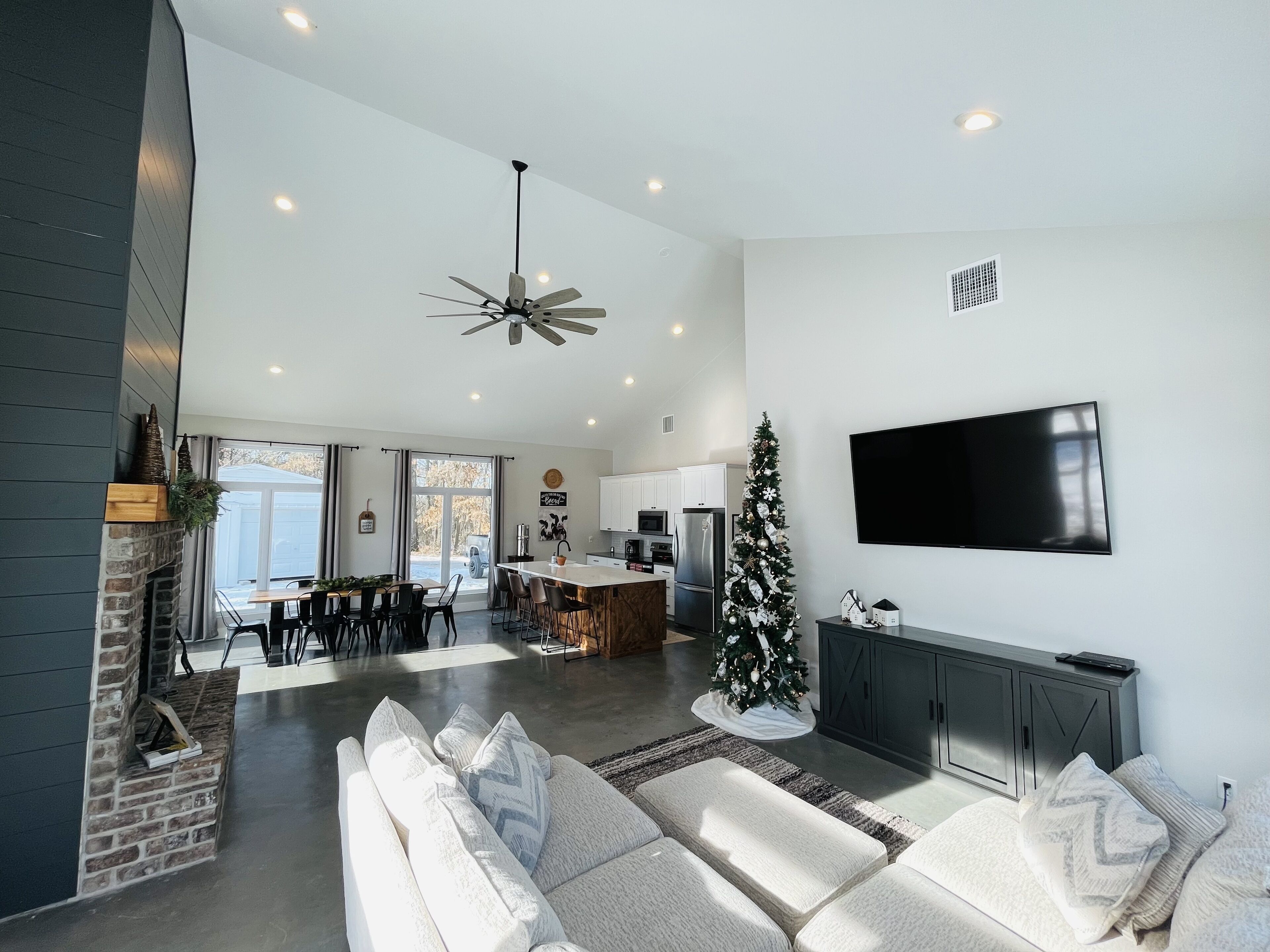Modern Farmhouse on 50 Secluded Acres - Near Mark Twain Lake!! 